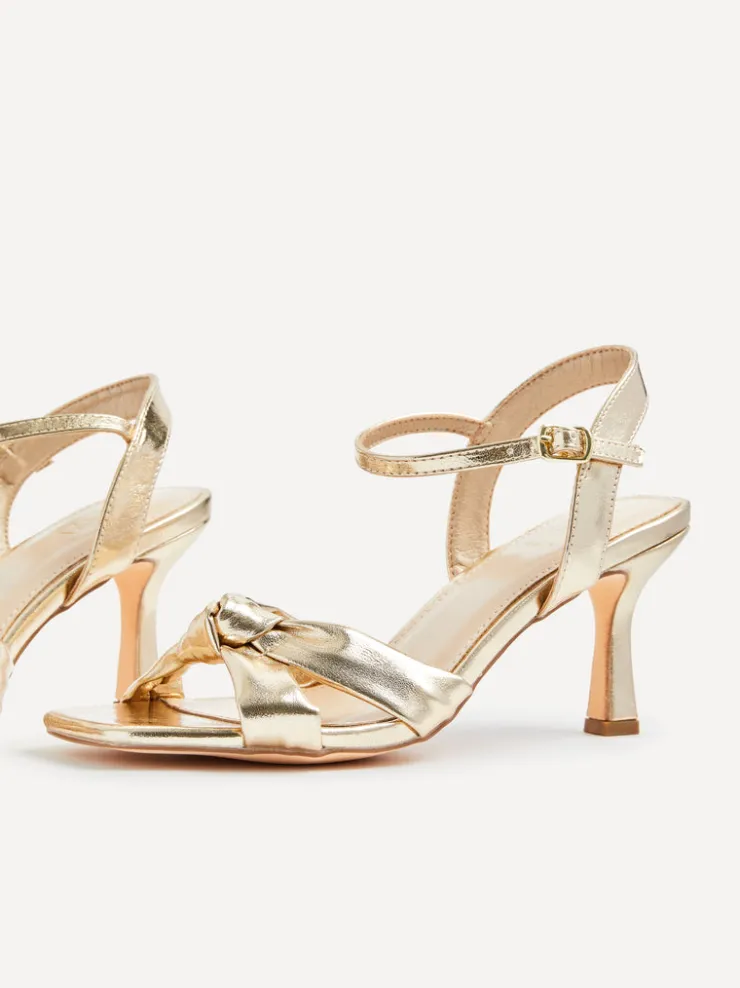 Linzi FAVOUR Online